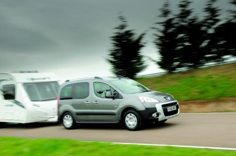 Customer Reviews​ and Recommendations: How to Choose the Right Towing Partner