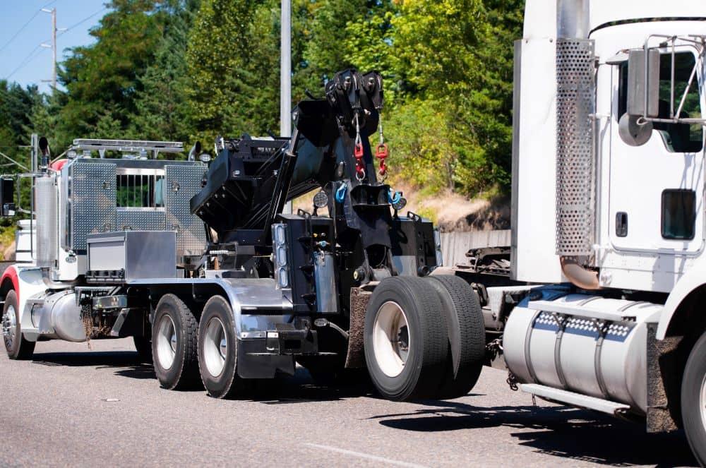 3) 24/7​ Emergency Towing ⁢Availability: Traffic⁣ incidents ⁤and mechanical breakdowns don't follow a ​schedule, which is why Dallas heavy duty towing ⁤providers offer⁢ round-the-clock service to get your commercial trucks and heavy⁢ machinery back ⁤on the road promptly, reducing downtime and potential losses